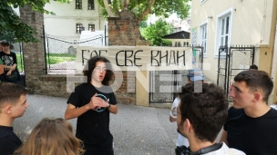 Okupljanje ispred Patrijaršije